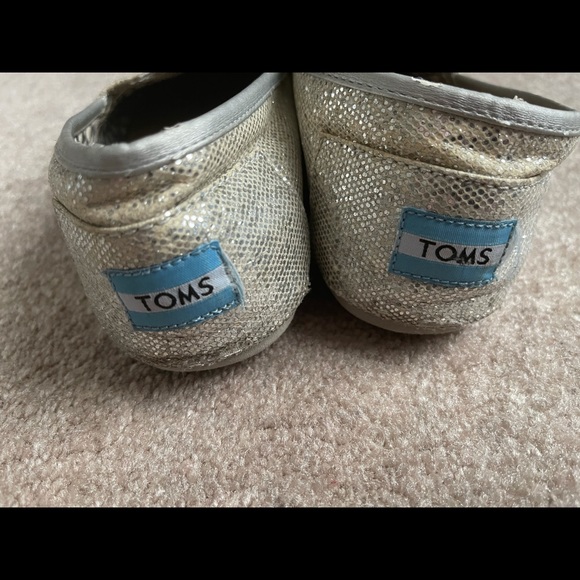 Toms slip ons silver size 8.5 - Picture 4 of 7
